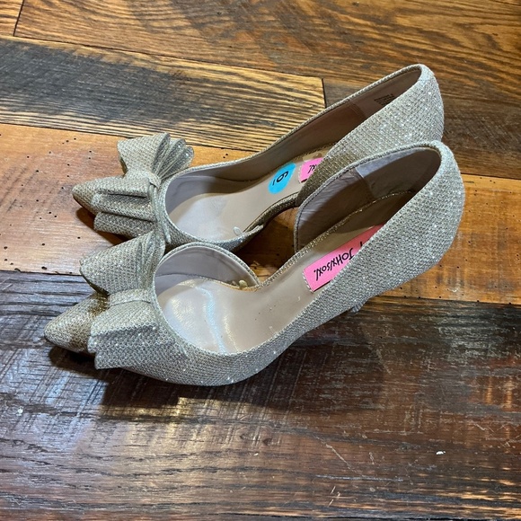 Betsey Johnson Women’s Prince d’Orsay Evening Pumps Gold Size 6 | Glitter Bow - Picture 6 of 12